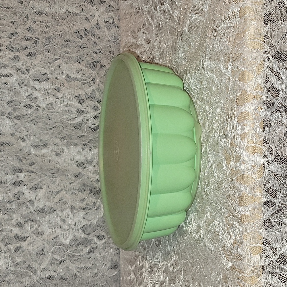 Tupperware: Jello Mold with Lid